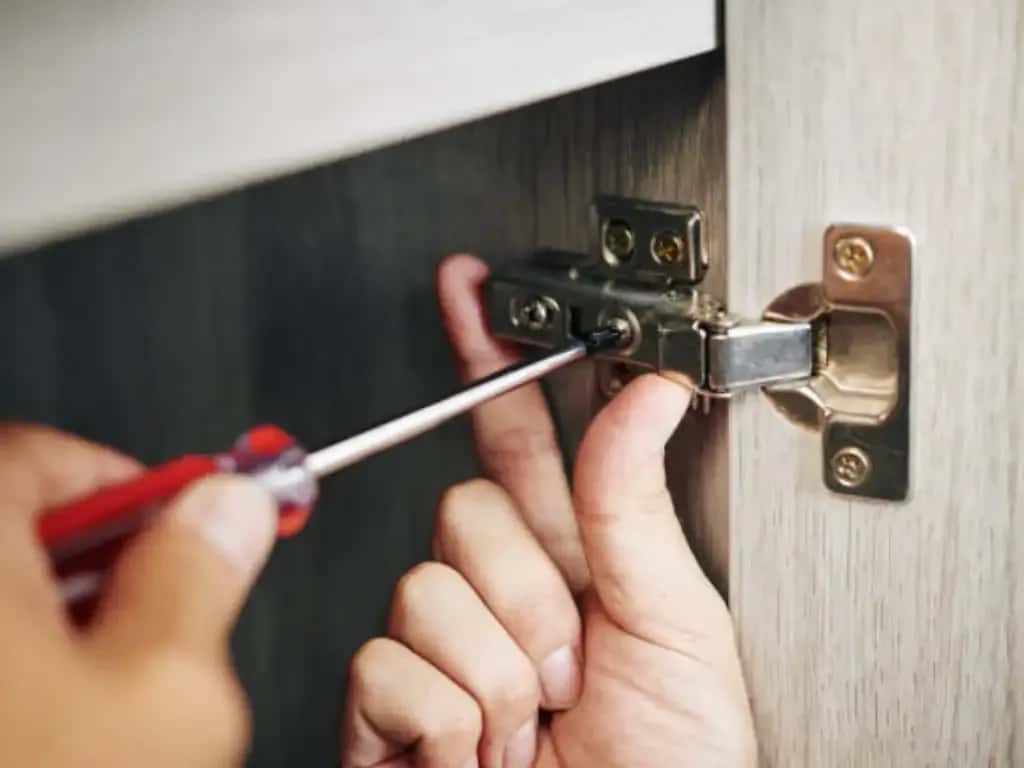 Jak ustawić zawiasy w szafce, aby uniknąć problemów z drzwiami