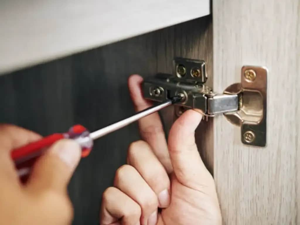 Jak ustawić zawiasy w szafce, aby uniknąć problemów z drzwiami