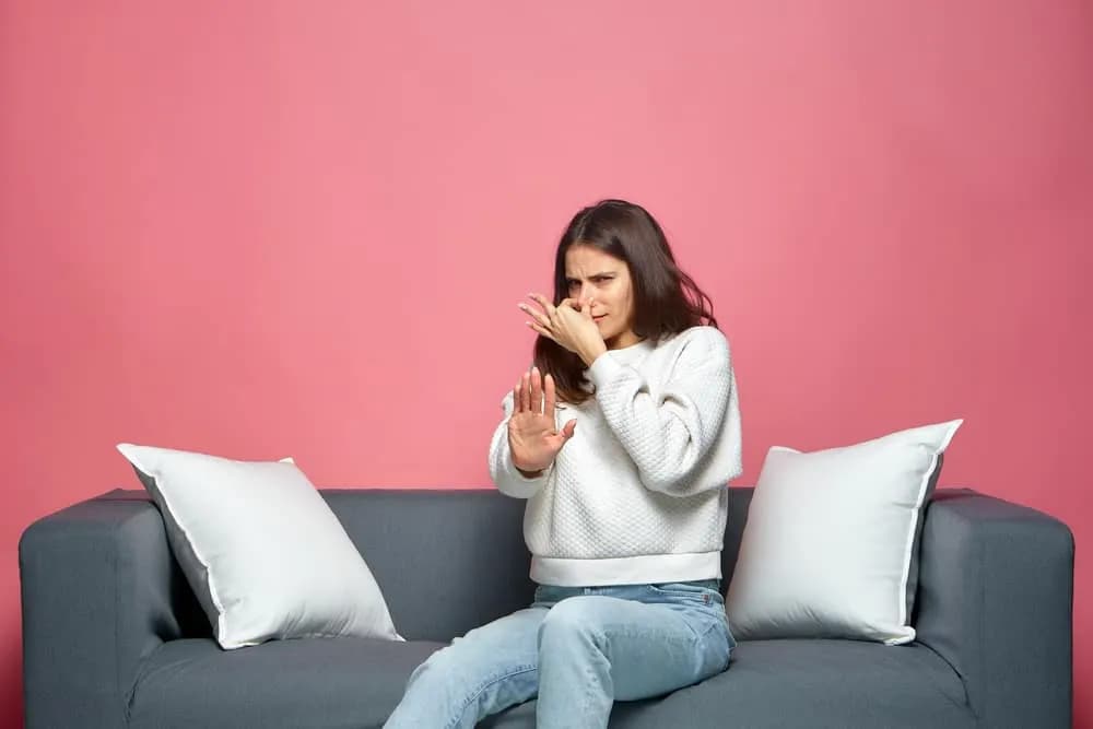 Jak pozbyć się zapachu z kanapy - skuteczne metody i porady