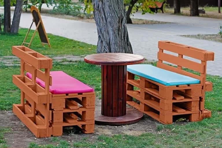 Jak zrobić meble z palet na balkon - proste i tanie rozwiązania DIY