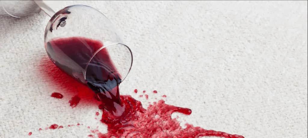 Jak usunąć plamę z piwa z kanapy? Skuteczne metody i porady