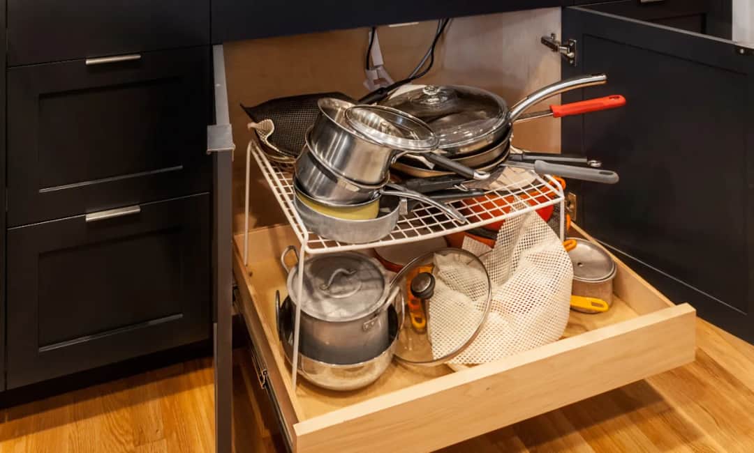 Jak przechowywać pokrywki w szafce, by zaoszczędzić miejsce i czas