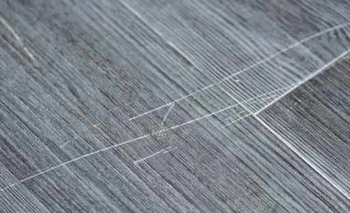 Skuteczne sposoby na usunięcie rys na panelach bez kosztownych napraw