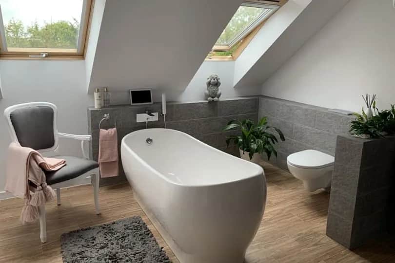 Jakie krzesło do łazienki wybrać dla komfortu i bezpieczeństwa?