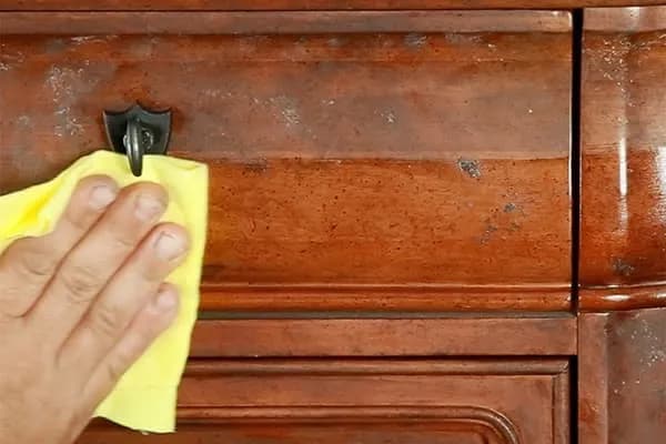 Jak usunąć plamy z mebli lakierowanych – skuteczne metody i porady