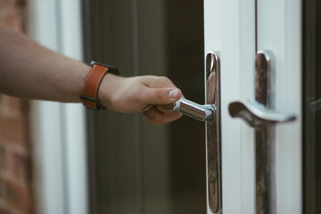 Jak otworzyć drzwi pokojowe bez klucza - skuteczne metody i porady