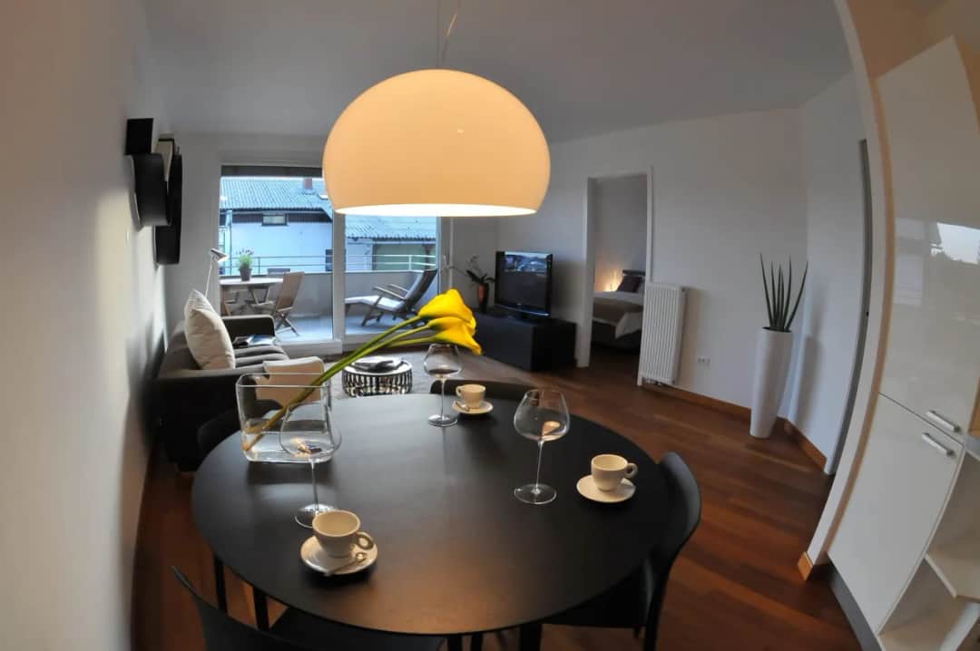 Jak ustawić meble w salonie z jadalnią, aby zyskać przestronność?