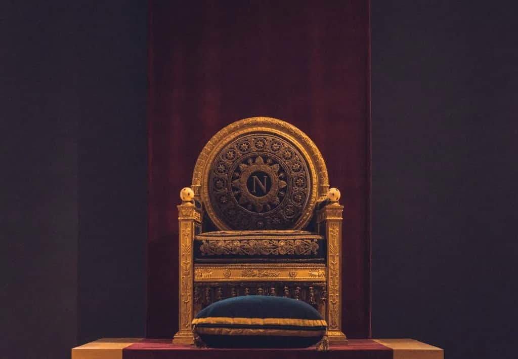 Kto wynalazł krzesło? Zaskakujące fakty o jego historii i ewolucji