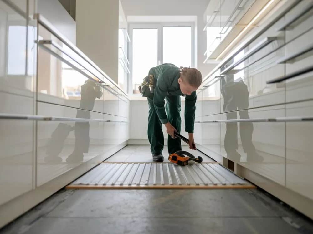 Jak zamontować cokół do mebli kuchennych - uniknij najczęstszych błędów