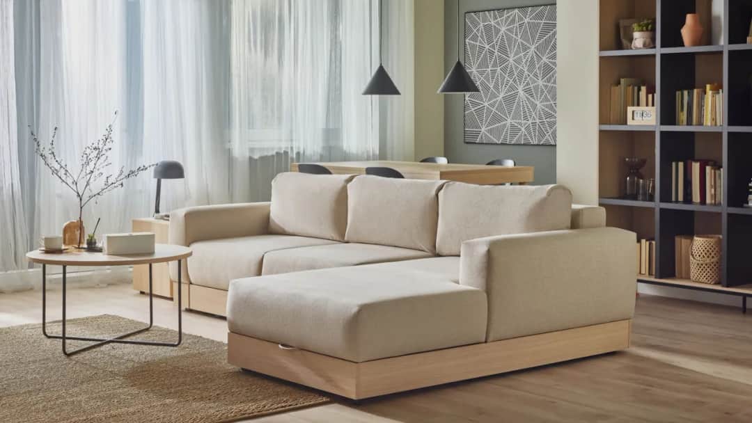 Jakie dodatki do beżowej kanapy, aby stworzyć przytulne wnętrze?