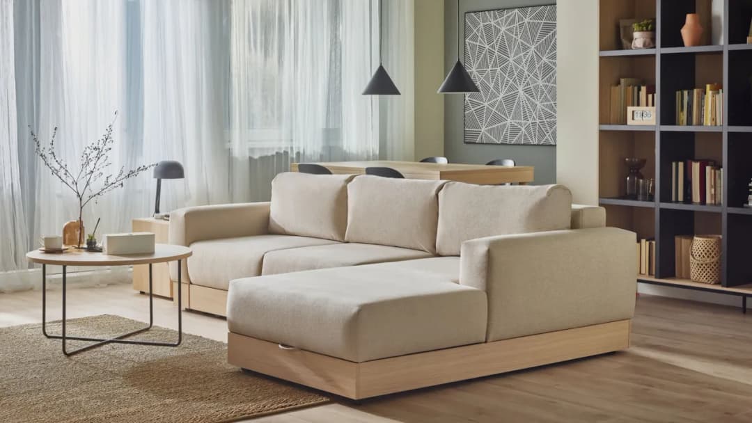 Jakie dodatki do beżowej kanapy, aby stworzyć przytulne wnętrze?