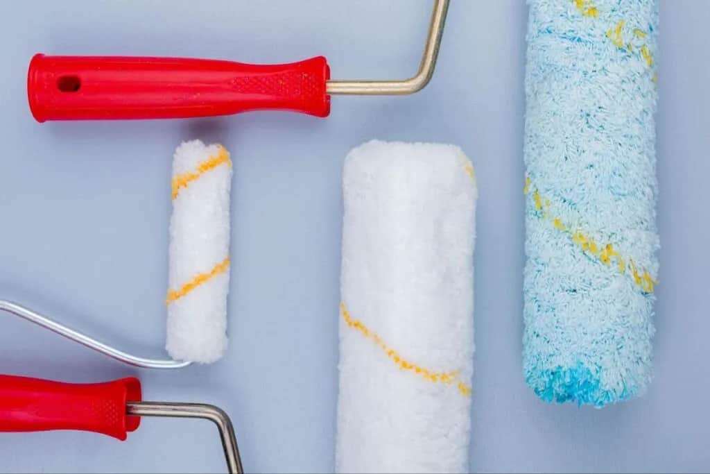 Jaki wałek do farby akrylowej do mebli, by uniknąć smug i nierówności