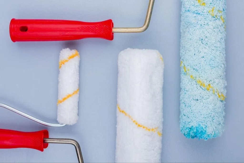 Jaki wałek do farby akrylowej do mebli, by uniknąć smug i nierówności