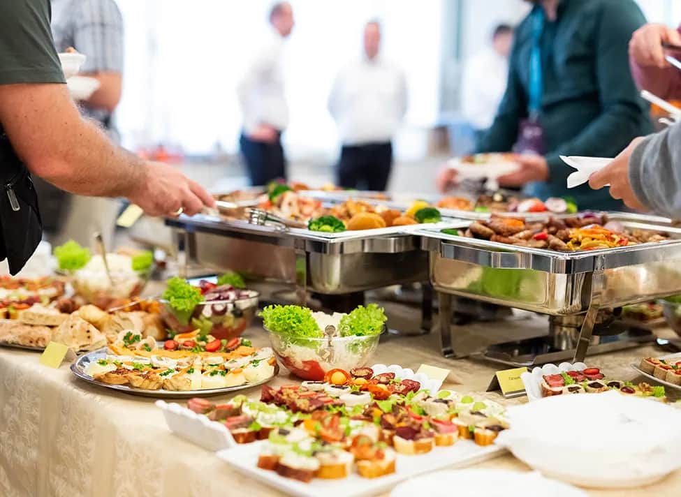 Szwedzki stół skąd nazwa? Odkryj fascynującą historię i znaczenie