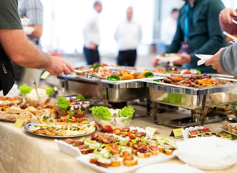 Szwedzki stół skąd nazwa? Odkryj fascynującą historię i znaczenie