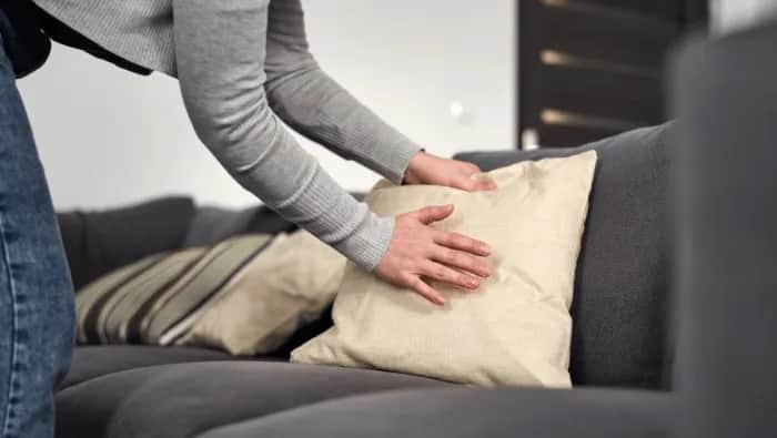 Skuteczne sposoby na czyszczenie kanapy z materiału bez stresu