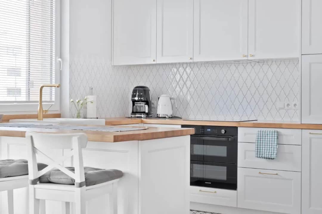 Co do kuchni między szafkami: najlepsze materiały i rozwiązania