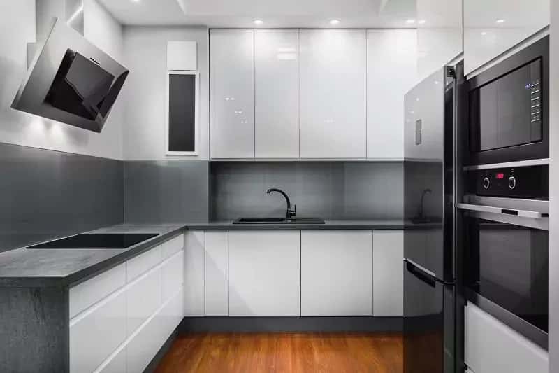 Ile kosztuje montaż mebli kuchennych? Sprawdź, co wpływa na ceny