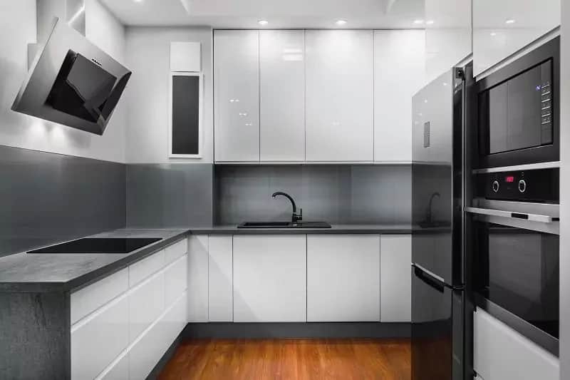 Ile kosztuje montaż mebli kuchennych? Sprawdź, co wpływa na ceny