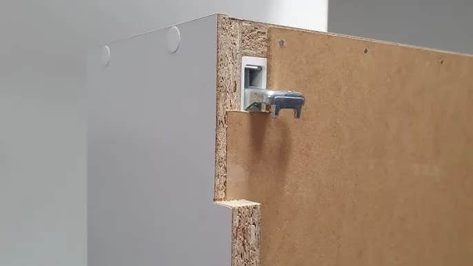 Jak przymocować szafkę do ściany – uniknij błędów i zyskaj pewność