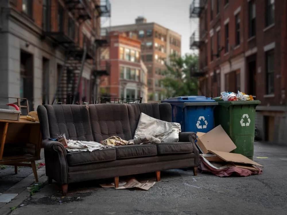 Czy można wyrzucić stare meble na śmietnik? Sprawdź przepisy i kary