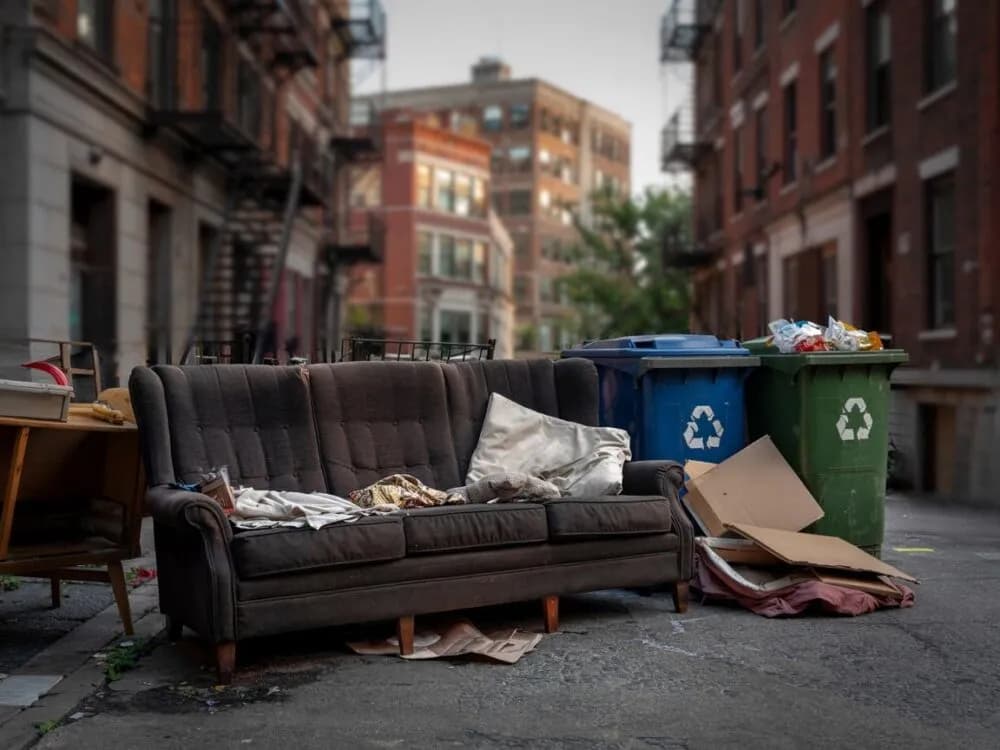 Czy można wyrzucić stare meble na śmietnik? Sprawdź przepisy i kary