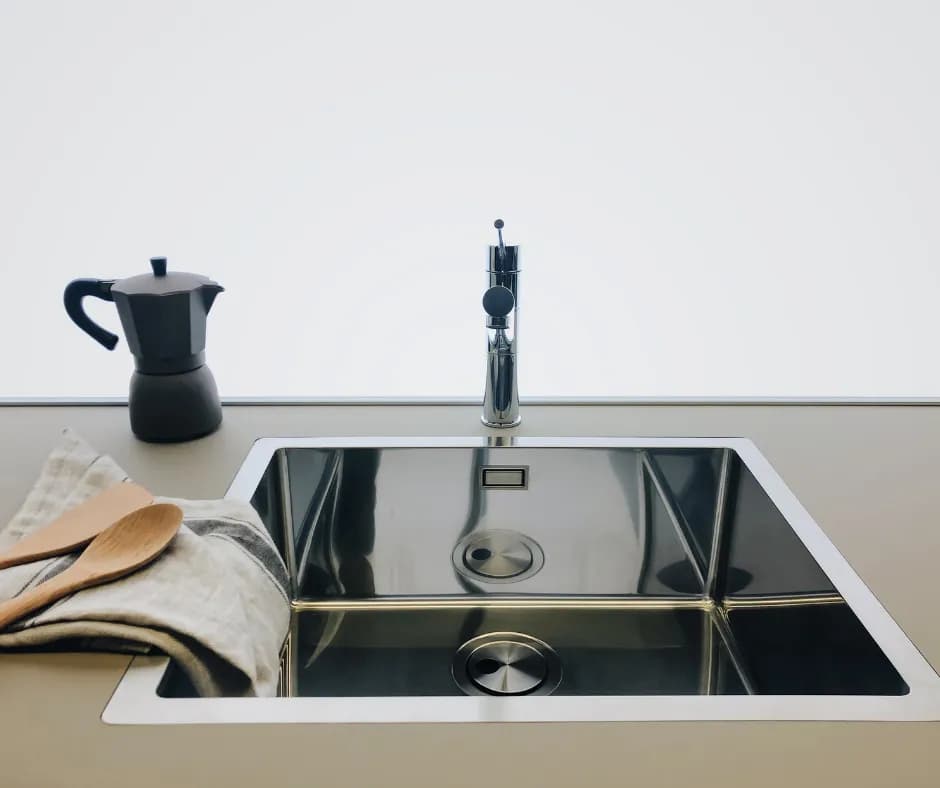 Jak zlikwidować nieprzyjemny zapach ze zlewu - proste i skuteczne metody