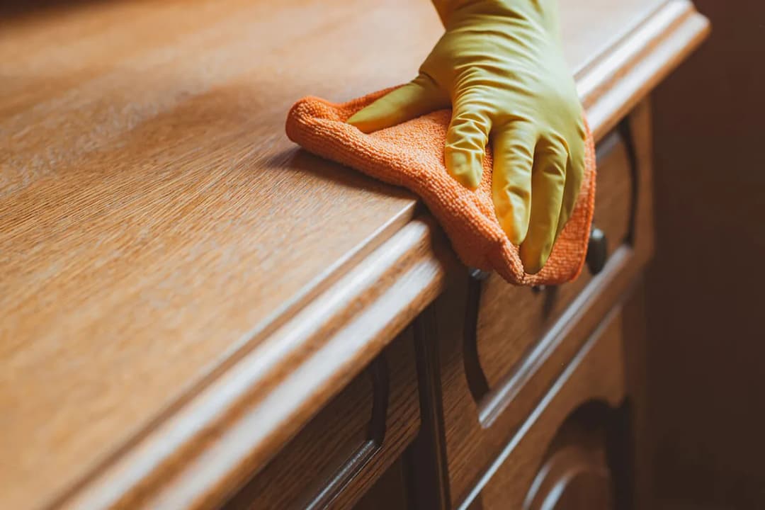 Skuteczne sposoby na usunięcie naklejek z mebli bez uszkodzeń