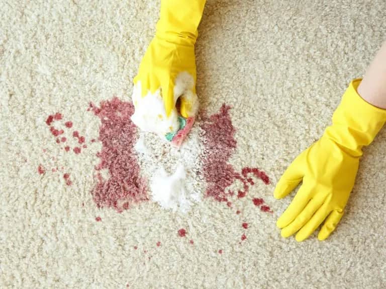 Skuteczne sposoby na to, czym zmyć krew z kanapy bez uszkodzeń