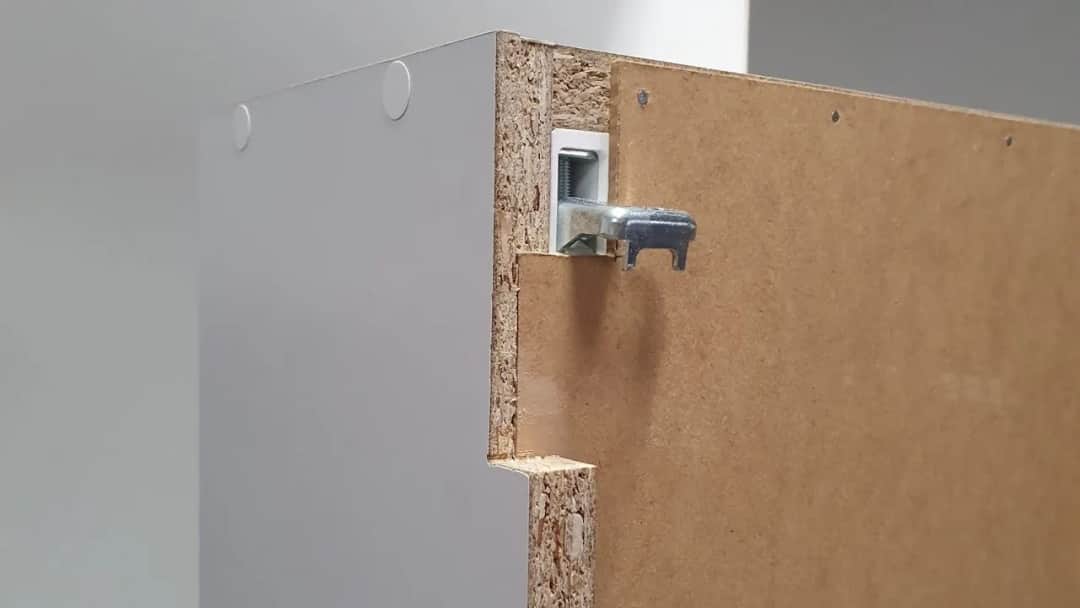 Jak powiesić szafki kuchenne na szynie - uniknij najczęstszych błędów