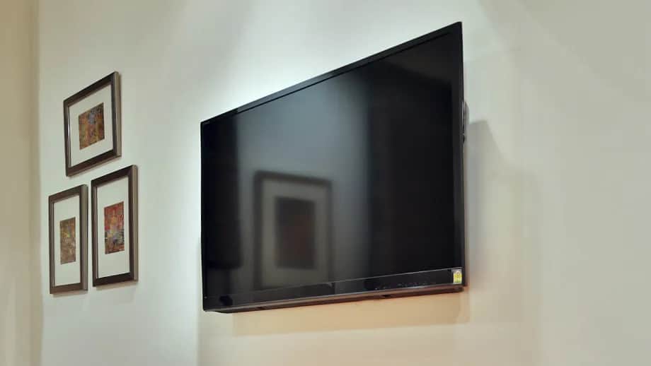 Jak schować kable za szafką RTV i uniknąć bałaganu w domu