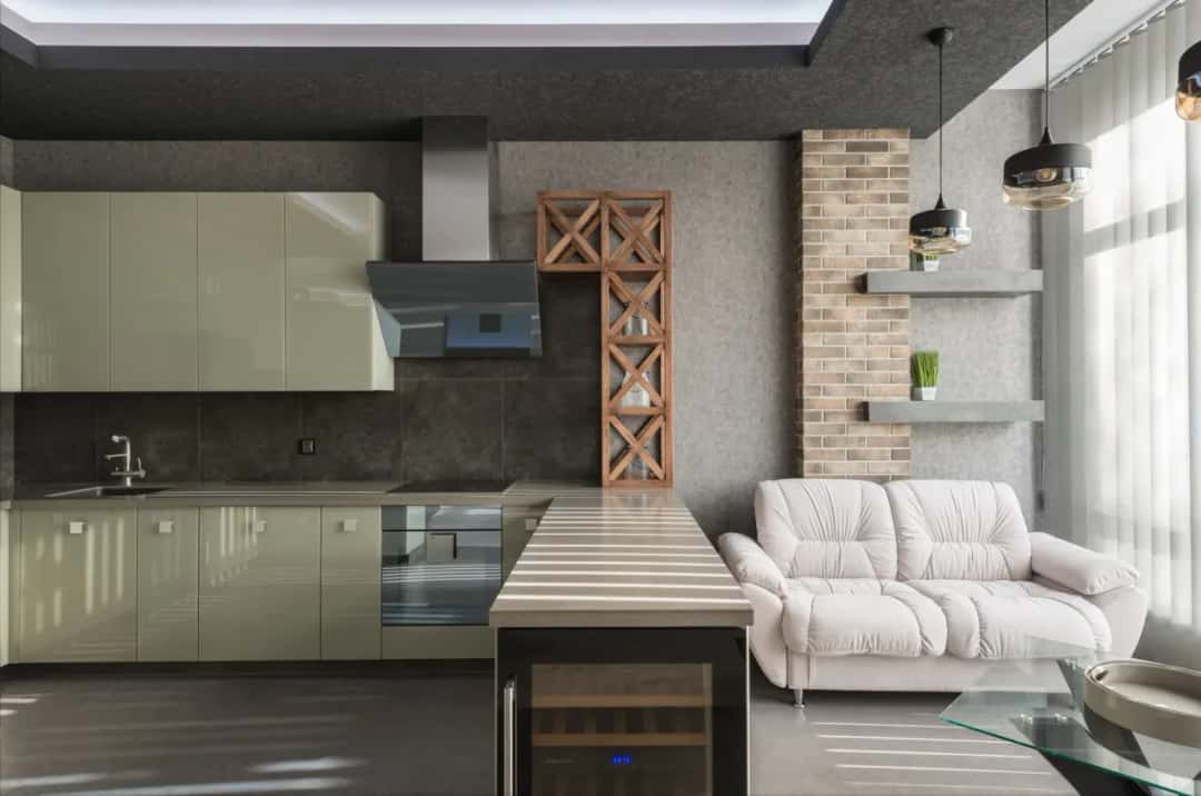 Jak wykorzystać przestrzeń nad szafkami kuchennymi - praktyczne pomysły