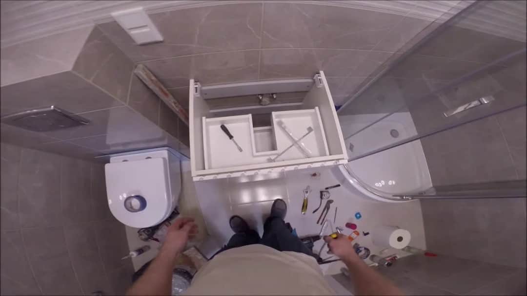 Jak zamontować szafkę wiszącą pod umywalkę - uniknij najczęstszych błędów